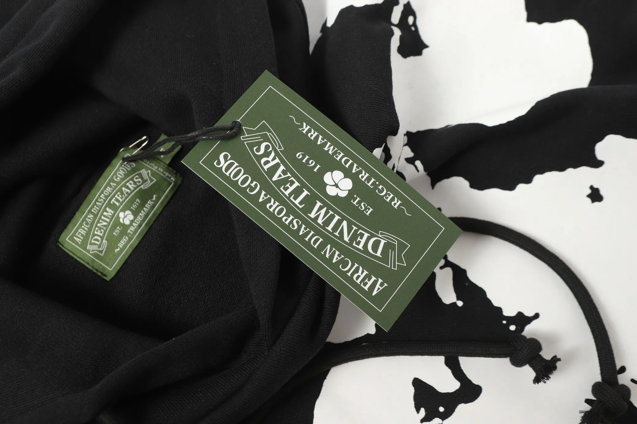 6002# DENIM TEARS Kapok European and American trendy brand high-quality printed hooded sweatshirt set. Terry fabric weighs 380 grams. Threads are customized and dyed in the same color. Color Black Gray Purple Size S-XL